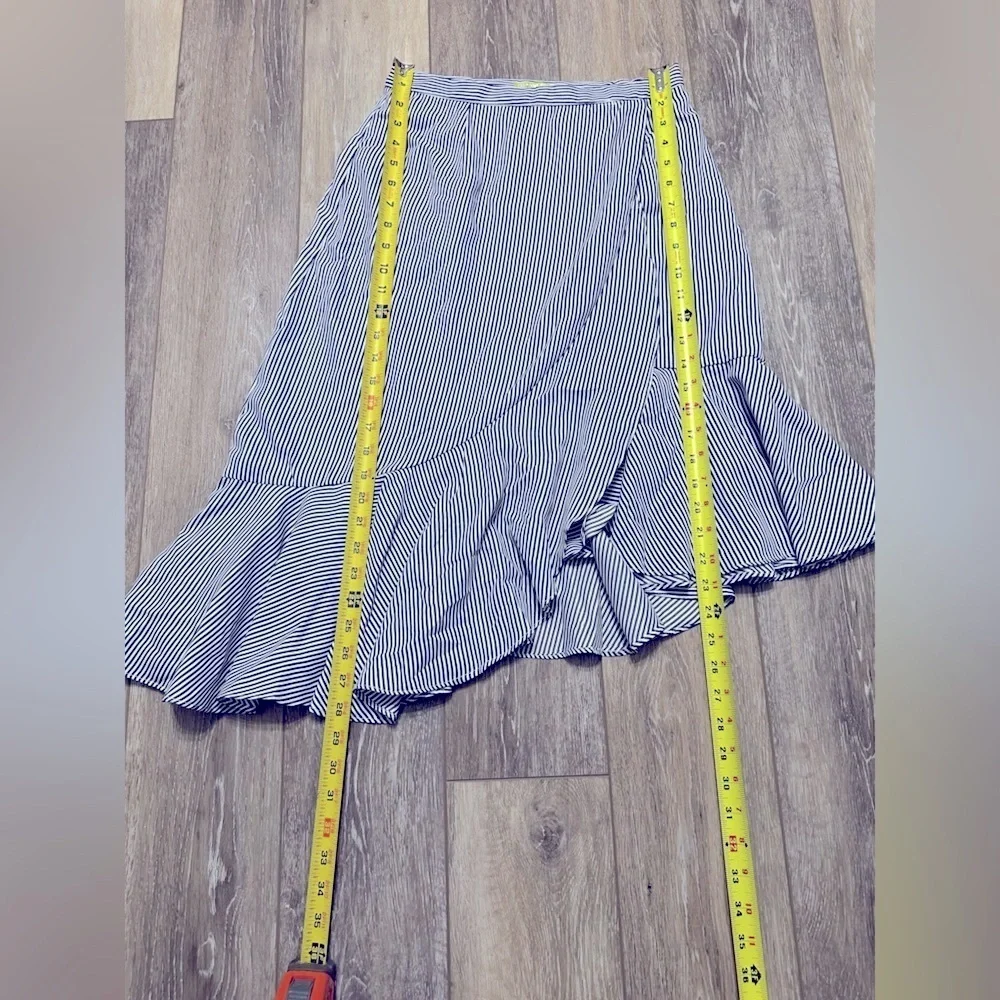 🛍️ Gianni Bini white blue striped wrap style skirt with zipper closure.